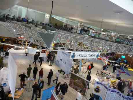 Högtflygande planer smids både över och under Göteborgs Segelflygklubbs SE-UNT, bl.a. med hjälp av vingar från Aeroklubben. Nordstan fredag 28 februari 2014 kl 15:59.