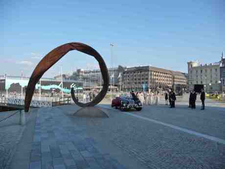 Allard 1948 med brudpar bredvid Lenny Clarhälls skulptur Snäckan vid GöteborgsOperan. Jussi Björlings Plats. Påskafton lördag 19 april 2014 kl 17:51.