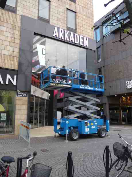 Om inget annat händer på stan så kan man ju alltid lifta till Arkaden och fönstershoppa. Söndag 11 maj 2014 kl 20:09.