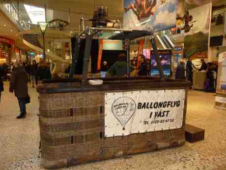 Ballongflyg i väst i östra Nordstan. Onsdag 26 februari 2014 kl 16:45.