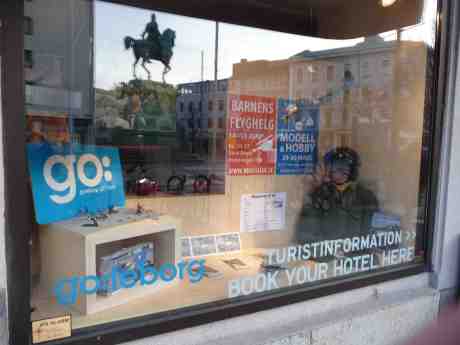 Barnens Flyghelg i Göteborgs Turistbyrås skyltfönster med Kopparmärras spegelbild. Kungsportsplatsen måndag 10 mars 2014 kl 17:42.