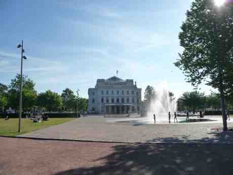 Bältespännarparkens kombinerade glädje- och vattenspridare. Onsdag 11 juni 2014 kl 18:10.