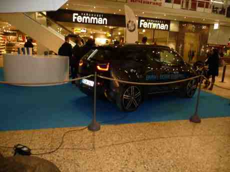 BMW Electric demonstreras i Nordstan. Tisdag 28 januari 2014 kl 16:01.
