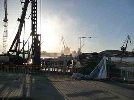 Älv-Snabben 3 mellan vandaliserade Stenpiren och Götaverken som kanske finns kvar ett tag till. Fredag 4 april 2014 kl 18:35.