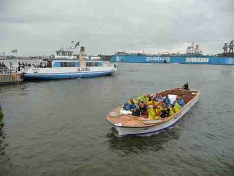ÄLV-VIRA, Paddan 4 ska strax gå under Yttre Järnvågsbron Älv-Vira vid Rosenlunds brygga och M/T Ek-Sky, byggd i Shanghai 1999, ligger i Götaverkens docka. Tisdag 3 juni 2014 kl 16:47.