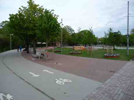 Cykelbana genom Bältespännarparken! Vad politikerna än genomför i Göteborg så blir det fel. Inte nog med att Stadsbiblioteket vandaliserats, nu har knäppskallarna behållit cykelbanan genom Bältespännarparken – trots att det inte är längre att köra runt parken åt andra hållet på cykelbanan i Nya Allén och på Kungsportsavenyen! Bältespännarparken skulle ju göras om till en lockande yttre entré till Trädgårdsföreningen, inte minst för barn. Så blir dom överkörda av cyklar! Varför, varför, varför saknas tankeförmåga i Göteborg? Lördag 10 maj 2014 kl 18:38.