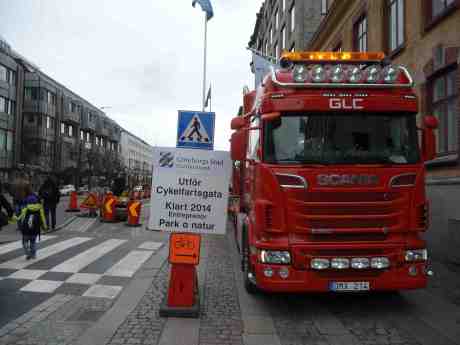Cykelfartsgata på Östra Hamngatan mellan Spannmålsgatan och Kronhusgatan. Torsdag 8 maj 2014 kl 15:05.