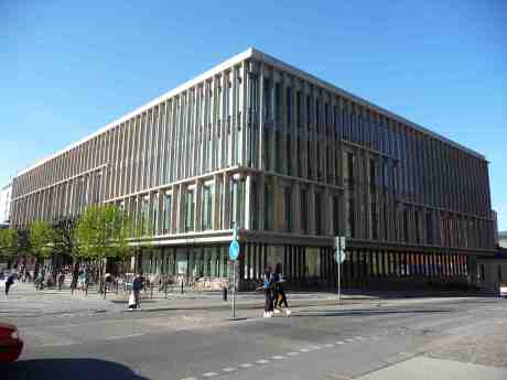 Stadsbibliotekets hörne mot Poseidon där Bibliotekscaféet borde ligga. Snart har jag argumenterat för detta i 50 år och lär få fortsätta. Lördag 26 april 2014 kl 18:03.