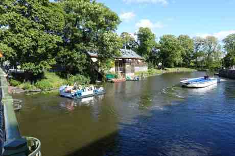 Nya eldrivna Städbåten M/S Ren-Ström extraknäcker som musikbåt och sprider ljudvågor över Vallgraven vid Trädgårdsföreningen. Från Slussbron måndag 30 juni 2014 kl 17:04.