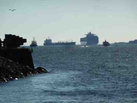 Livlig fartygstrafik vid Skandiahamnen. Från Klippan lördag 7 juni 2014 kl 18:54.
