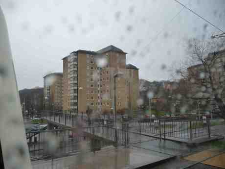 Regnstänkt utsikt från 5:ans spårvagn vid Vågmästareplatsen. Lördag 5 april 2014 kl 15:48