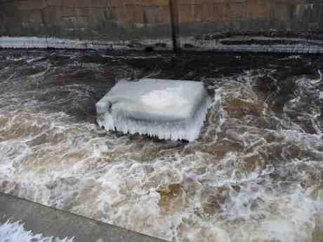 Frostig sarkofag vid Slussen, byggd 1873. Lördag 25 januari 2014 kl 15:19.