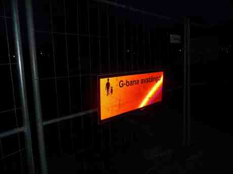 G-bana. Finns inte ordet gångbana längre i svenska språket? Har bokstäverna tagit slut hos skylttillverkaren? Eller blir skylten billigare på det här viset? Korsningen Gamla Allén-Kungsportsavenyen vid Kungsportsbron måndag 17 februari 2014 kl 17:48.