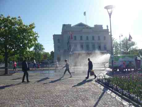 Göteborgsvarvets upphettade löpare blir avkylda vid Stora Teatern av Ångtvättbilen. Lördag 17 maj 2014 kl 17:49.