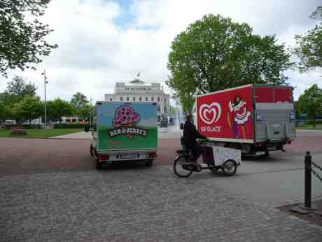 Glassbilar i Bältespännarparken som förmodligen levererat till till kiosken och/eller Grindstugan innanför Trädgårdsföreningens entrè. Fredag 16 maj 2014 kl 11:39.