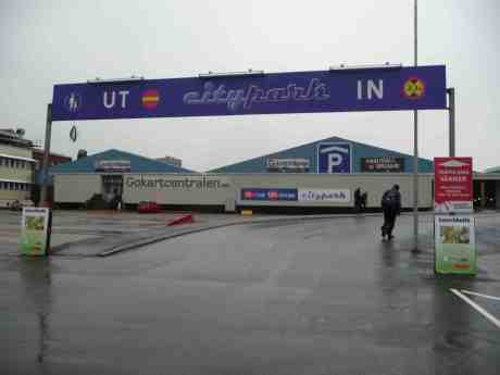 Gokartcentralen på Gullbergsvass i regn. Skärtorsdag 17 april 2014 kl 18:05.