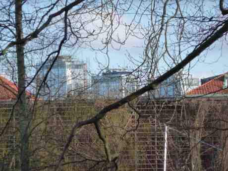 Snart döljs dom tre Gothia Towers av grönskan i Trädgårdsföreningen. Nästa gång tornen syns igen från samma plats i slutet av året är East Tower, det högsta till vänster, just färdigbyggt med sina 100 meter, 31 våningar och 500 hotellrum. Söndag 23 mars 2014 kl 16:33.