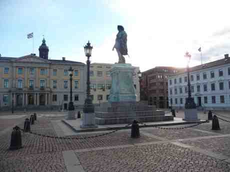 Gustaf II Adolf lappad och lagad och åter synlig för menigheten, 382 år efter sin för sena död. Torsdag 19 juni 2014 kl 20:10.