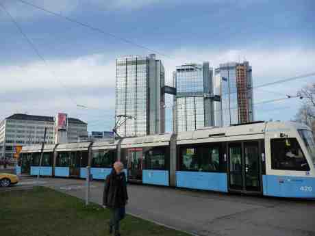 Harry Persson väcker intresse även med sin spårvagn! Men vart är röda 5:an på väg? Nu kör den på Södra Vägen åt Mölndal till i stället för Örgrytevägen mot Östra Sjukhuset. Måndag 7 april 2014 kl 18:15.