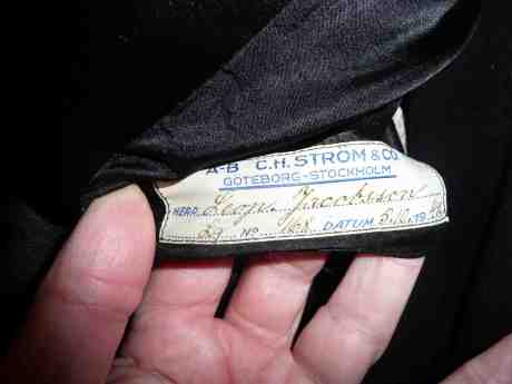 Holmens Marknad säljer Leopold (?) Jacobssons frack från 1942. Tisdag 14 januari 2014 kl 16:02.