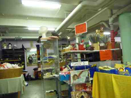 Holmens Marknad med spegeltavla. Tisdag 8 april 2014 kl 17:58.