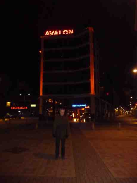 Hotel Avalon vid Kungsportsplatsen nyss besökt av RPSL-medlemmen Mr. Wikander med det stora filatelistiska privatbiblioteket. Tisdag 4 mars 2014 kl 23:54.