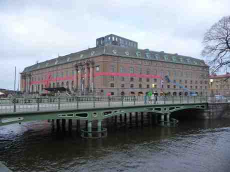 Hotel Post tar ner julskylten. Från Stora Nygatan tisdag 7 januari 2014 kl 14:40.