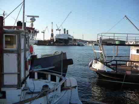 Hotellfartyget Astoria med Ibis Styles Göteborg City i Gotenius flytdocka på Ringön. Från Gullbergkajen söndag 20 april 2014 kl 18:58.