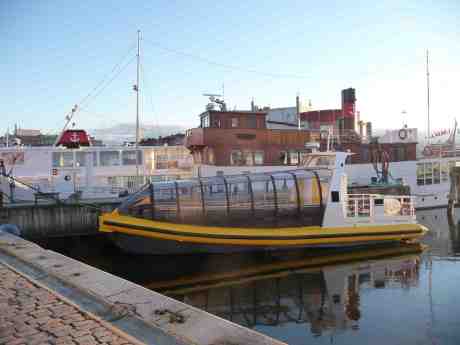 Ribbåt med glasveranda för svensk sommar? Lilla Bommen onsdag 26 mars 2014 kl 17:58.