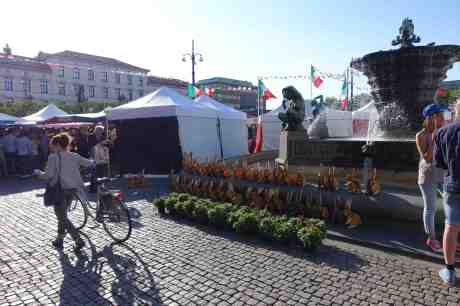 Italiensk marknad på Järntorget med kaningarnerad fontän. Torsdag 26 juni 2014 kl 18:45.