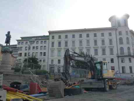 Jonas Alströmer från sin sockel på Lilla Torget: "En så'n där skulle man haft på min tid, då hade Sverige varit en stormakt på potatis." Midsommarafton fredag 20 juni 2014 kl 18:07.