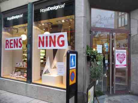 Josephssons slår på stort och erbjuder både 50 % och 70 % på julpyntet. Korsgatan 12 lördag 15 februari 2014 kl 15:44.