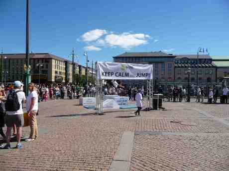 Hoppfullt på Gustaf Adolfs Torg. Lördag 14 juni 2014 kl 15:25.