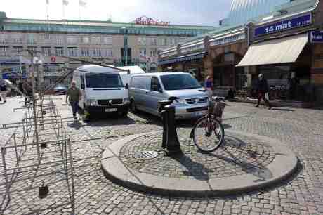 Inget problem för en kaja att släcka törsten i en dricksfontäns vattenstråle. Kungstorget fredag 27 juni 2014 kl 16:33.