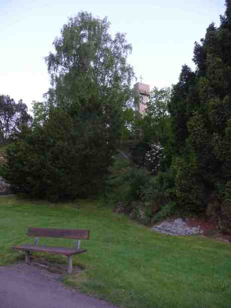 Klockstapeln på Kvibergs kyrkogård ritades av Ragnar Ossian Swensson och var klar till kyrkogårdens invigning1935. Tisdag 20 maj 2014 kl 22:01.