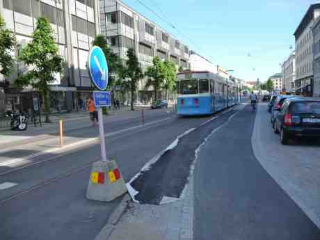 Cykelfarten på cykelfartsgatan var tydligen för hög, så nu har kurvan doserats bättre. Östra Hamngatan mellan Spannmålsgatan och Kronhusgatan söndag 15 juni 2014 kl 17:58.