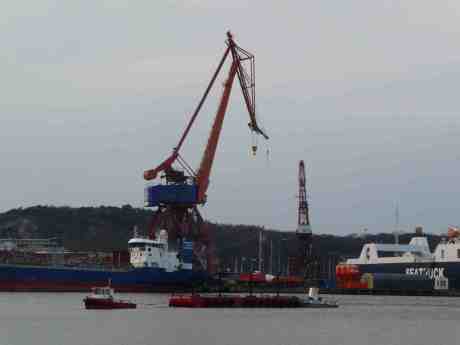 Lilla Tråget är ute och bogserar Bohuspråmen från Udevalla med lillbrorsan på tampen. Lördag 22 mars 2014 kl 16:54.