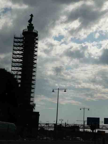 Lutande Sjömanstornet i knipa. Söndag 1 juni 2014 kl 17:32.