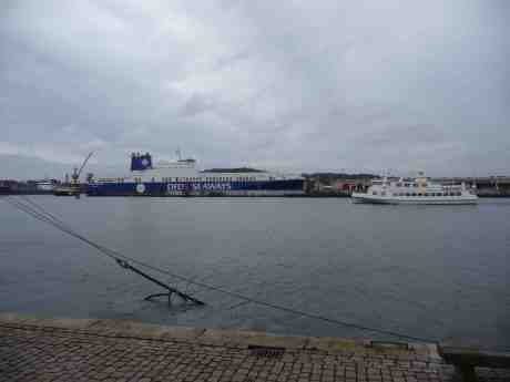 Styrsöbolagets Skarven passerar DFDS' Magnolia Seaways som får bogserhjälp i Frihamnen. Lördag 3 januari 2014 kl 15:02.