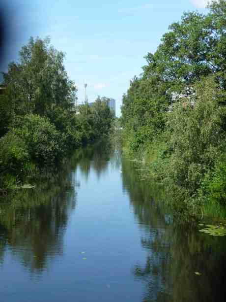 Mölndalsån mellan Mölndalsvägen och Grafiska vägen mot 116 meter höga Lisebergstornet och 100 meter höga Gothia East Tower vid Korsvägen. Onsdag 18 juni 2014 kl 14:39.