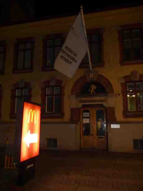 Pilen på M-skylten utanför Medicinhistoriska museet tycks peka åt fel håll. Östra Hamngatan 11 lördag 15 mars 2014 kl 23:51.