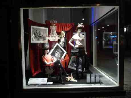 NK:s skyltfönster med filmhörna vid Östra Hamngatan–Kyrkogatan. Lördag 18 januari 2014 kl 20:51.