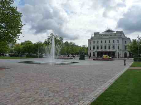 Nya fontänen i Bältespännarparken har kommit igång. Bassängen borta – varför? fredag 9 maj 2014 kl 16:32.