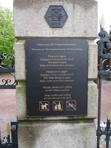 Inte en dag för tidigt! Men när det gäller misskötta Trädgårdsföreningen får man vara glad för det lilla. Sex dagar tog det alltså att få upp nya skylten åt Slussgatan där rätta stängningstiden står: 20.00. På den står också att hundar, alkohol och cykling är förbjudet, men det är precis vad som försiggår där sedan entréerna – och sommarjobben! – togs bort och Trädgårdsföreningen gjorts till en del av Kungsparken. Tisdag 6 maj 2014 kl 17:54.