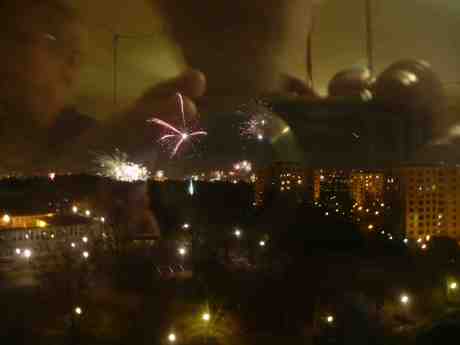 Nyårsfyrverkeri från Höstvädersgatan. Nyårsdagen onsdag 1 januari 2014 kl 0:02.