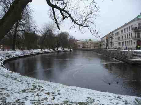 Nyisen i Vallgraven mellan Stora Nygatan och Trädgårdsföreningen jagar flyende andpar. Torsdag 23 januari 2014 kl 14:59.