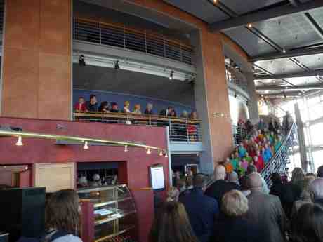 Körsång i trappan när Operan introducerar kommande säsong 2014-15. Måndag 31 mars 2014 kl 18:49.