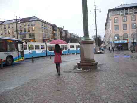 Paraplyelegans i regnet på Fontänbron. Fredag 7 februari 2014 kl 15:04.