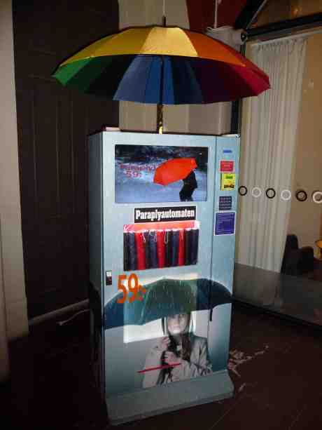 Räddning i regnnöden! Paraplyautomat på Centralen. Tisdag 18 mars 2014 kl 18:30.