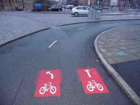 Lättcyklat nu från Stora Bommens bro mot Lilla Bommen när tydliga klargörande anvisningspilar placerats i cykelbanan. Lördag 4 januari 2014 kl 15:30.